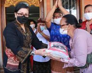 Serahkan Bantuan Kepada Lansia, Ketua TP PKK Provinsi Bali Kunjungi Kabupaten Buleleng Lansia
