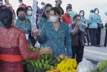 Seniasih Giri Prasta Hadiri Pasar Rakyat Kabupaten Gianyar Seniasih Giri Prasta
