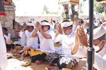 Pemkab Badung Ngaturang Bhakti Penganyaran di Pura Luhur Uluwatu Bupati Badung