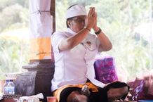 Bupati Giri Prasta Hadiri Puncak Pujawali di Pura Penataran Agung Catur Parahyangan Ratu Pasek Bupati Nyoman Giri Prasta