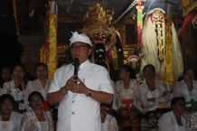 Bupati Giri Prasta Hadiri Piodalan Pura Dalem lan Pura Prajapati Desa Adat Auman Giri Prasta