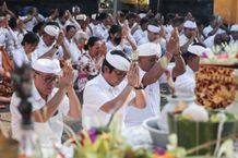 Sekda Adi Arnawa Hadiri Pujawali di Pura Desa Adat Sembung dan Pura Dalem Desa Adat Karangjung Sekda Wayan Adi Arnaw