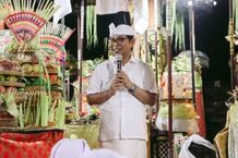 Sekda Adi Arnawa Hadiri Pujawali di Pura Ratu Hyang Banjar Badung Gulingan, Mengwi Sekda Wayan Adi Arnawa