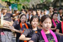 Mahasiswa ITB STIKOM Bali Tampilkan Kolosal Labuh Gentuh di PKB Ke-44 PKB ke-44