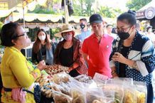 Putri Koster Meriahkan Gebyar Pasar Rakyat Krisna Oleh-oleh Bali, Berbelanja dan Berbagi sambil Membagikan THR THR