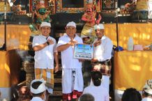Tirta Yatra Ke-8 Pura di Bali Barat, Bupati Tamba Serahkan Hibah Tirta Yatra