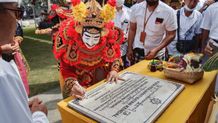 Wali Kota Jaya Negara Ngayah Nopeng di Pura Prajapati Batan Kendal Jaya Negara