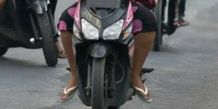 Resah Berkendara Pakai Sandal Kena Tilang, Ini Jawaban Polisi sandal jepit