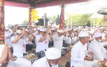 Wujud Sradha Bhakti, Bupati Tabanan Sembahyang Pujawali di Pura Tanah Lot Pura Tanah Lot