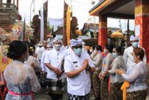 Bupati Tabanan Hadiri Pujawali lan Upacara Manusa Yadnya ring Merajan Batur Kawitan Kebayan Wangaya Gede Wangaya