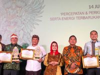 Harkopnas Ke-75, Wali Kota Jaya Negara Mendapatkan Penghargaan Penggerak Koperasi Terbaik Harkopnas ke-75