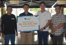 AXA Mandiri Serahkan Klaim Asuransi Kepada Nasabah