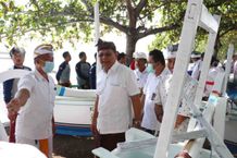 Wabup Sutjidra Serahkan Tujuh Sampan Fiber Kepada Kelompok Nelayan di Banyupoh Wabup Sutjidra