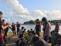 Jelang HUT ke-60, Prodi Antropologi Laksanakan Bakti Sosial Penanaman Mangrove Fib unud