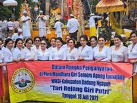 Bhakti Penganyaran Pemkab Badung di Pura Mandara Giri Semeru Agung Lumajang, TP. PKK dan WHDI Badung Pentaskan Tari Rejang Giri Putri Pemkab Badung