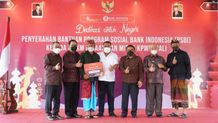 Wagub Cok Ace Hadiri Penyerahan Bantuan Sosial Oleh Bank Indonesia, Harapkan Perekonomian Bali Mulai Beranjak Perekonomian Bali