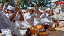 Wali Kota Jaya Negara Ngaturang Bhakti Penyineban di Pura Luhur Uluwatu Wali Kota Jaya Negara
