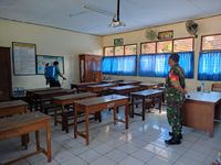 Jelang Pembelajaran Tatap Muka Desa Pemogan Lakukan Penyemprotan Eco Enzym di Sekolah Desa Pemogan