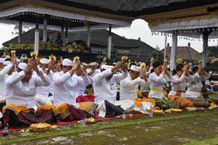 Pemkot Denpasar Ngaturang Bhakti Pujawali di Pura Pengubengan Besakih Pemkot Denpasar