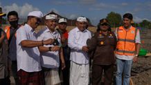 Groundbreaking Pembangunan Sentra Tenun, Bupati Tamba Targetkan Jadi Pusat Oleh-Oleh Jembrana Bupati Tamba