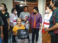 Berbagi Kasih Bersama Lansia dan Disabilitas, Antari Jaya Negara Serahkan Kursi Roda dan Perlengkapan Prokes ANTARI JAYA NEGARA