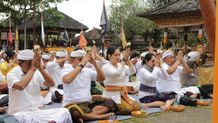 Pemkab Jembrana Haturkan Bhakti Penganyar di Pura Mandara Giri Jatim Pemkab Jembrana