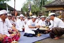 Sekda Buleleng Pimpin Bhakti Penganyar di Pura Mandhara Giri Semeru Agung Sekda Buleleng