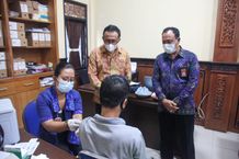 Wali Kota Jaya Negara Tinjau Pelaksanaan Vaksinasi Booster di Desa Dangin Puri Kelod Wali Kota Denpasar