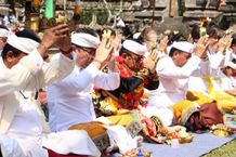 Pemkot Denpasar Ngaturang Bhakti Penganyar di Pura Mandhara Giri Semeru Agung, Wali Kota Jaya Negara Ngayah Mesolah Topeng Dalem Arsa Wijaya dan Dalem Sidhakarya Pemkot Denpasar