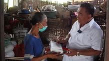 Realisasikan Janji Kampanye, Bupati Tamba Bagikan Makanan Gratis Lansia Miskin Bupati Tamba