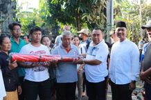 Bupati Jembrana Salurkan Bantuan Korban Kebakaran di Dauhwaru Dauhwaru