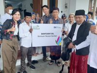 PLN Peduli Serahkan Bantuan 40 Hewan Kurban di Bali Kurban