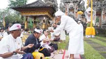 Wagub Cok Ace Hadiri Prosesi Mapepada Wewalungan Sehari Jelang Puncak Karya Pujawali Pura Mandara Giri Semeru Agung Lumajang