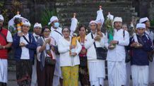 Ny. Cok Ace Ikuti Prosesi Ngiring Betara Tirta ke Pura Mandara Giri Semeru Agung Lumajang Pura Mandara Giri Semeru Agung Lumajang
