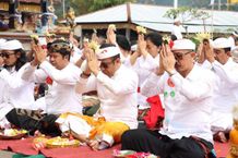 Jaya Negara Hadiri Karya Ngenteg Linggih, Caru Rsi Gana dan Piodalan Betara Begawan Penyarikan Br. Dharma Santi Desa Ubung Kaja Jaya Negara