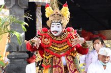 Jaya Negara Ngayah Nopeng Dalem Arsa Wijaya di Upacara Ngenteg Linggih Pemerajan AWBP Jaya Negara