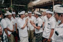 Sekda Adi Arnawa Hadiri Upacara Caru Warespati Kalpa di Merajan Para Gotra Sentana Dalem Tarukan Sekda Adi Arnawa