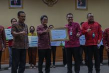 Bupati Giri Prasta Hadiri Penyerahan Santunan BPJamsostek dan Kartu Peserta BPJS Ketenagakerjaan Bupati Nyoman Giri Prasta
