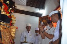 Sekda Adi Arnawa Hadiri Upacara Nebes Tapakan Pura Puseh Ketogan Sekda Adi Arnawa