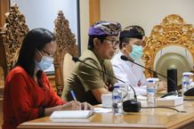 Sekda Adi Arnawa Pimpin Rapat Lanjutan Vaksinasi Booster Sekda Wayan Adi Arnawa