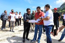 Bupati Giri Prasta Cek Lokasi Reklamasi di Pantai Melasti Bupati Nyoman Giri Prasta