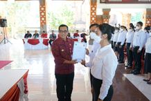 Serahkan SK PPPK Tahap 2, Bupati Minta Kepada Para Guru Agar Tanamkan Budi Pekerti Kepada Siswa Bupati Tabanan