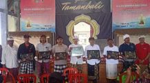 Tumpek Krulut, Bendesa Adat Tamanbali Serahkan Piagam Penghargaan Kepada Tokoh Seni Tokoh Seni