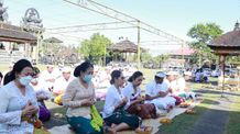 Jembrana Maknai Tumpek Krulut dengan Persembahyangan Bersama Tumpek Krulut