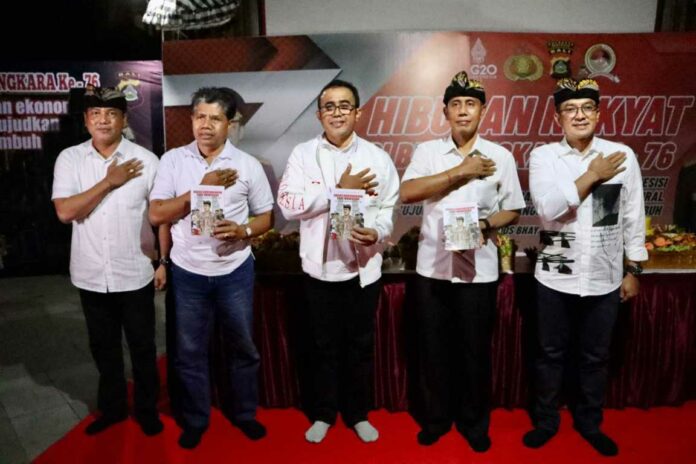 Meriahkan HUT Bhayangkara Ke-76, Wali Kota Jaya Negara Saksikan Pementasan Wayang Cenk Blonk Bersama Jajaran Polresta Denpasar