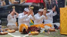 Wali Kota Jaya Negara Melaksanakan Persembahyangan Terkait Pujawali Pedudusan Agung di Pura Luhur Candi Narmada Tanah Kilap Wali Kota Jaya Negara