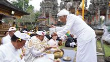 Puncak Karya Pujawali Pura Mandara Giri Semeru Agung Senduro Lumajang, Wagub Cok Ace Ngayah ‘Nopeng Dalem Sidakarya’ Wagub Cok Ace