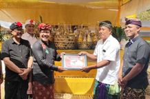 Bupati Bangli Serahkan Punia Serangkaian Upacara Ngaben Massal di Desa Adat Kutuh Kintamani Ngaben Massal