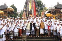 Bupati Tabanan Bersama Jajaran Melaksanakan Bhakti Penganyar di Pura Mandhara Giri Semeru Agung Lumajang Bupati Tabanan