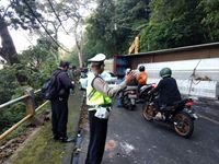 Tak Kuat Menanjak, Truk Hantam Tebing di Jalur Raya Utama Singaraja-Denpasar Truk